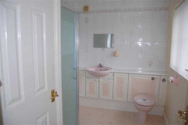 EN-SUITE SHOWER ROOM