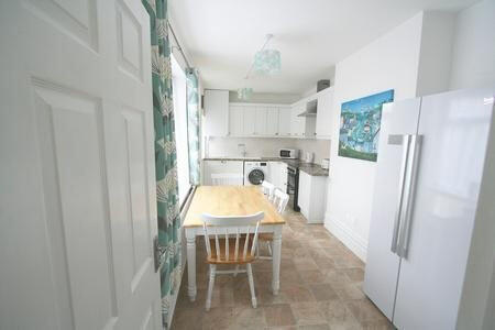 4 bed House to rent Image 5