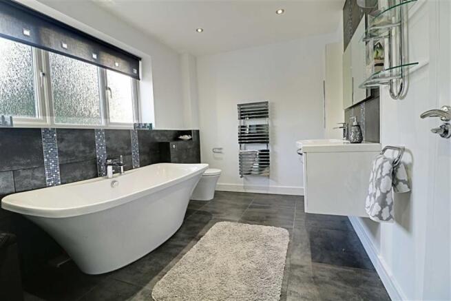 AMAZING FAMILY BATHROOM/WC