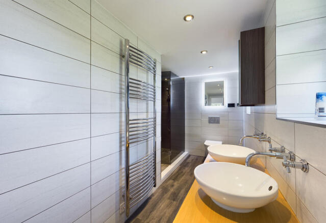 EN-SUITE SHOWER ROOM