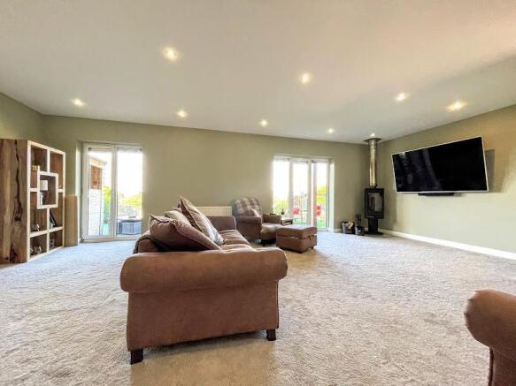 5 bed Link Detached House for sale Image 7