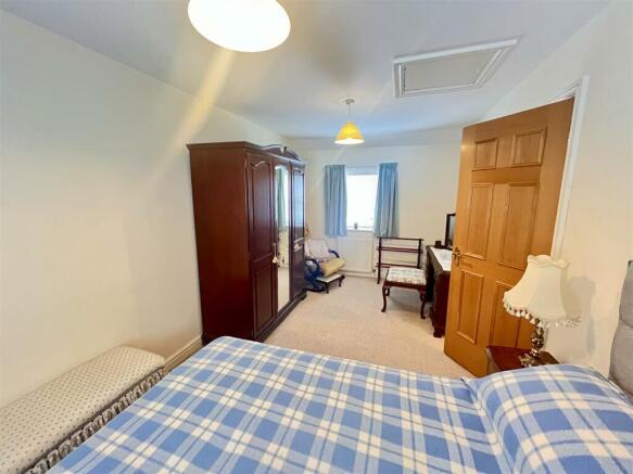 FRONT DOUBLE BEDROOM 1