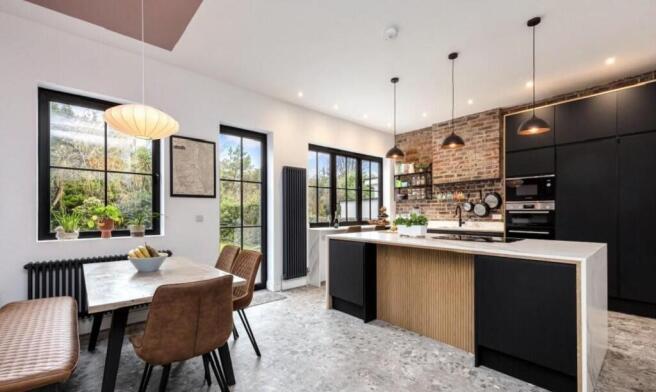 207860_33700680_I...