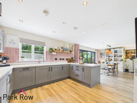 5 bed Detached for sale Image 11