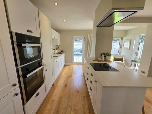 Stylish Modern Fitted Kitchen