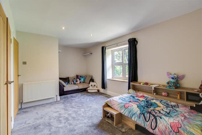 4 bed Semi-Detached for sale Image 10