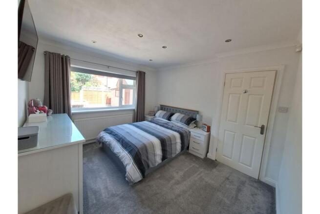 2 bed Semi-Detached Bungalow for sale Image 6