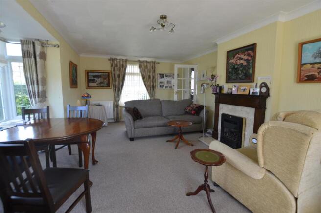 LOUNGE DINING ROOM