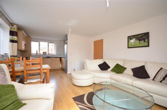 Lounge/Dining Area