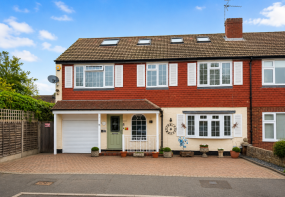 16, Robert Close, Hersham, Walton-on-thames KT12 5HA