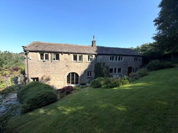 5 bed Detached for sale Image 2