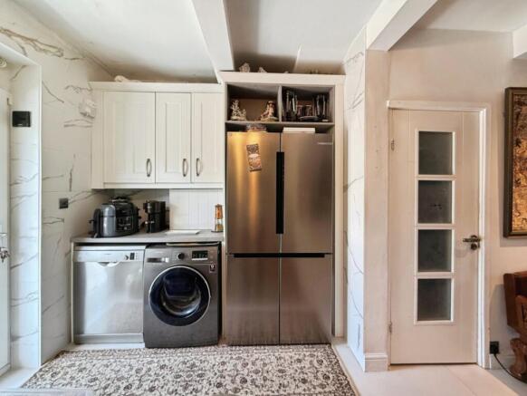 2 bed Semi-Detached to rent Image 6