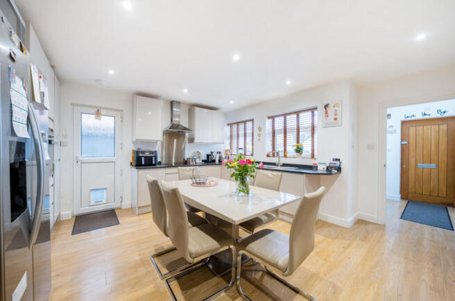 1418851-4-69a18c2...