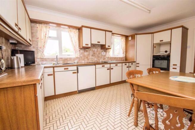 KITCHEN/BREAKFAST ROOM