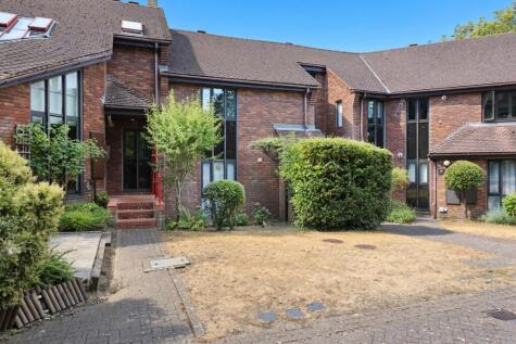 Robinwood Grove, Hillingdon, UB8