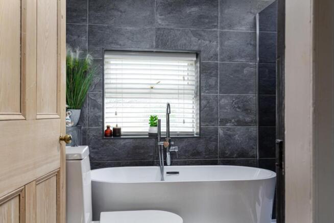 4 bed House for sale Image 12