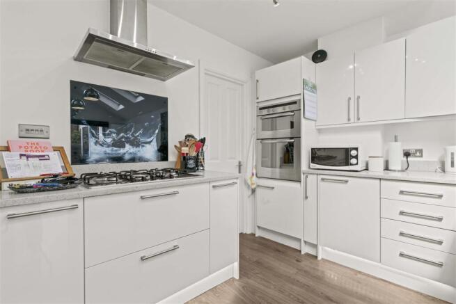 77 Castle Road TW7-25.jpg
