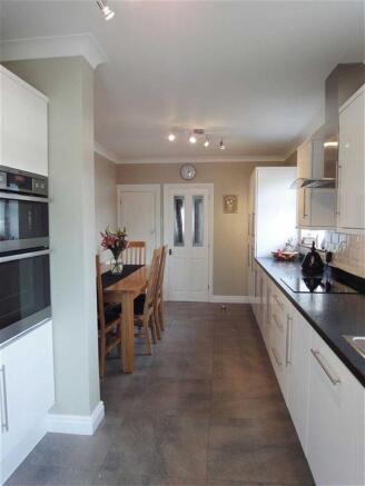 KITCHEN/DINING ROOM: