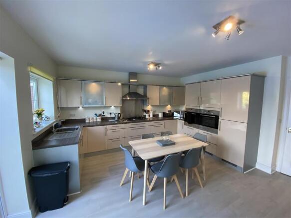 KITCHEN/FAMILY ROOM