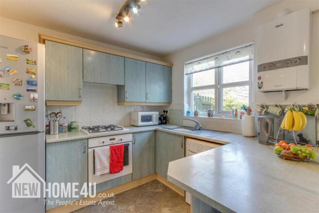 KITCHEN / DINER: