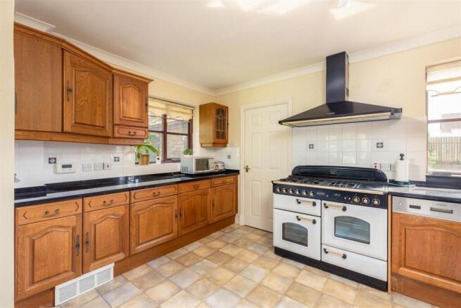 5 bed Detached for sale Image 8