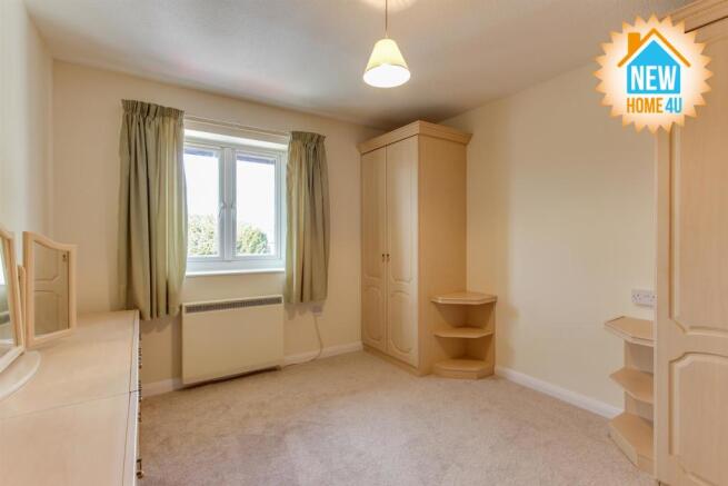 MAIN BEDROOM: