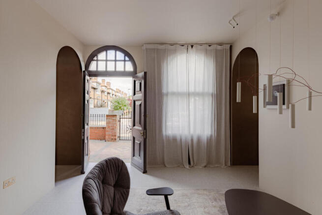 5 bed House for sale Image 7