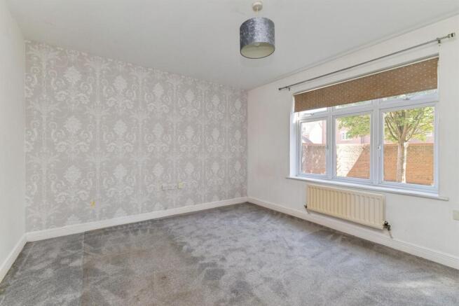 3 bed Ground Flat for sale Image 9