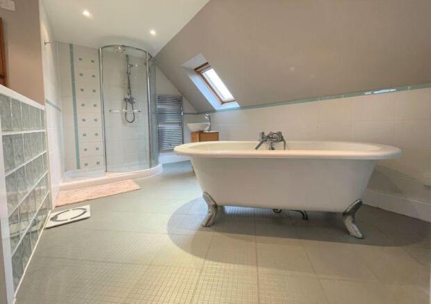 MASTER EN-SUITE