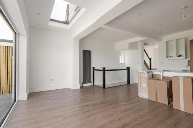 4 bed Semi-Detached for sale Image 6