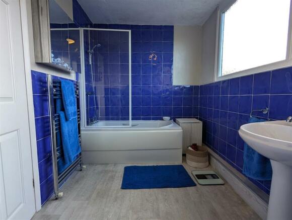 BATHROOM/WC