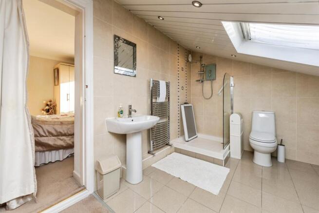 5 bed Detached for sale Image 12