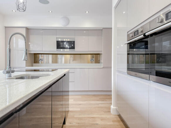 5 bed Detached for sale Image 7