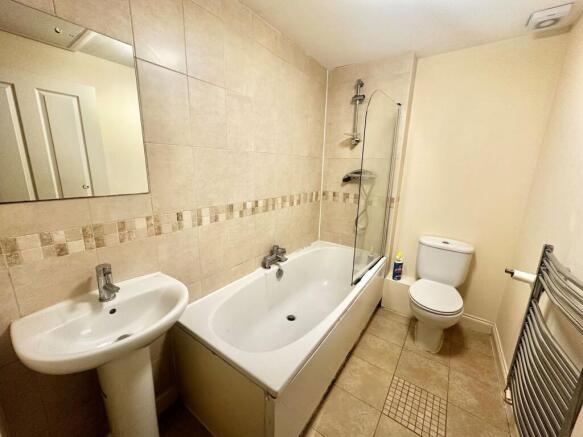 4 bed Town House to rent Image 6