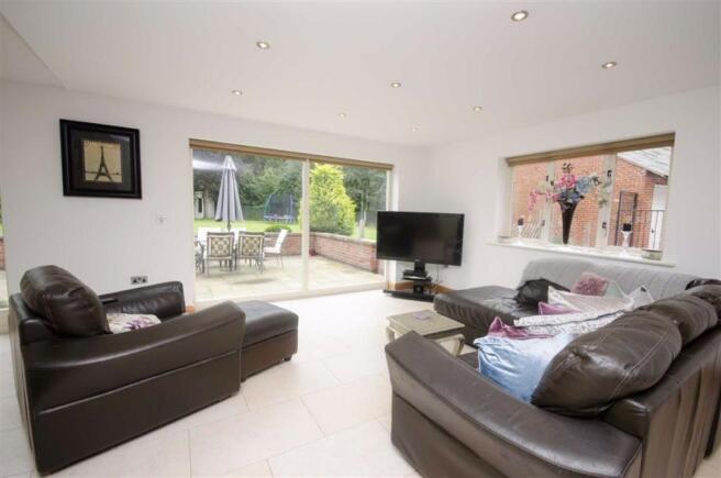 DINING/FAMILY AREA