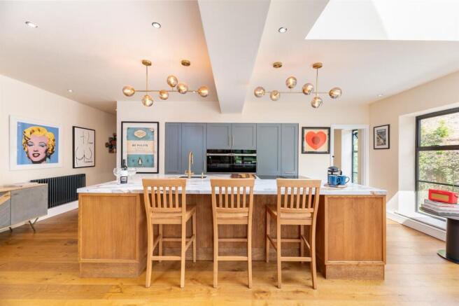 5 bed Semi-Detached for sale Image 5