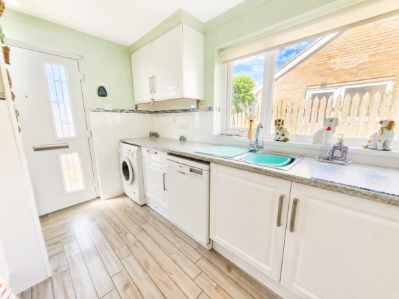 2 bed Semi-Detached Bungalow for sale Image 6