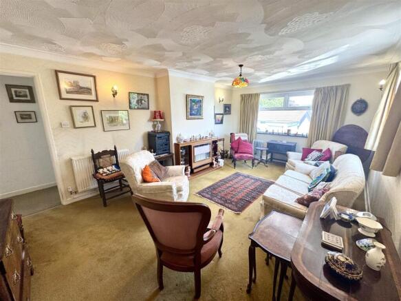 LOUNGE/DINING ROOM