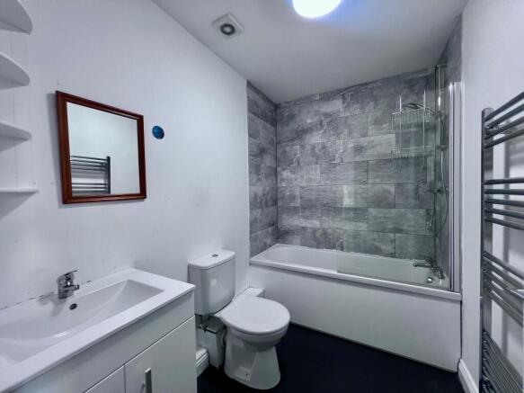 3 bed Terraced to rent Image 4