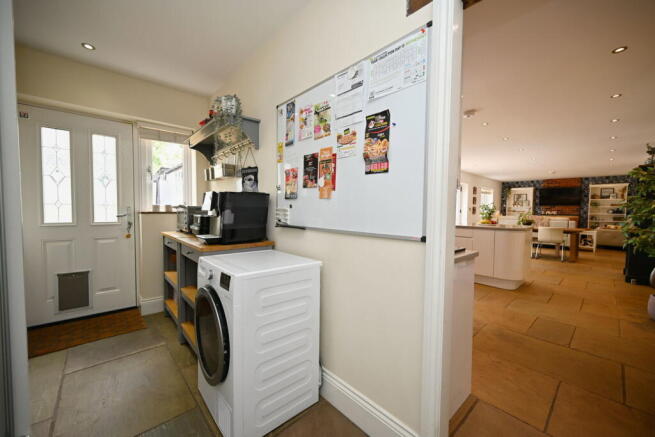 6 bed Detached for sale Image 9