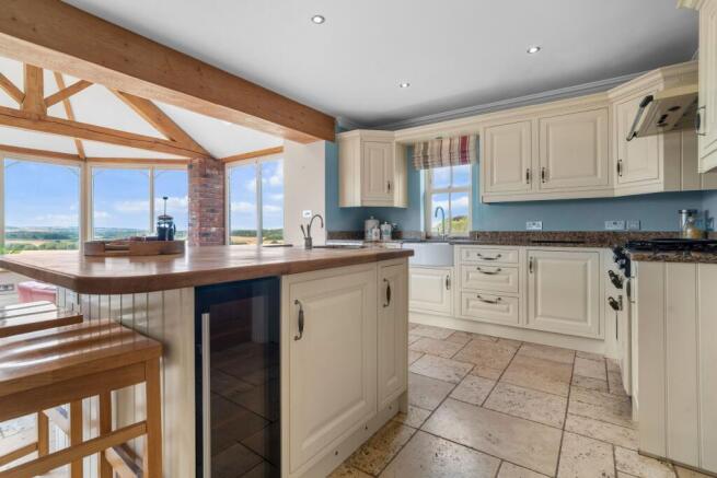 5 bed Detached for sale Image 5