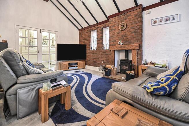 11 Moreton Drive Lounge (2).jpg