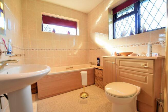 EN SUITE BATHROOM