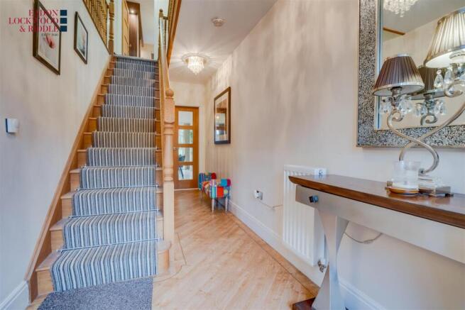 5 bed Detached for sale Image 11