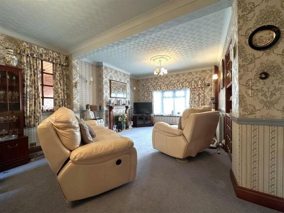 Bow-Fronted Lounge 763