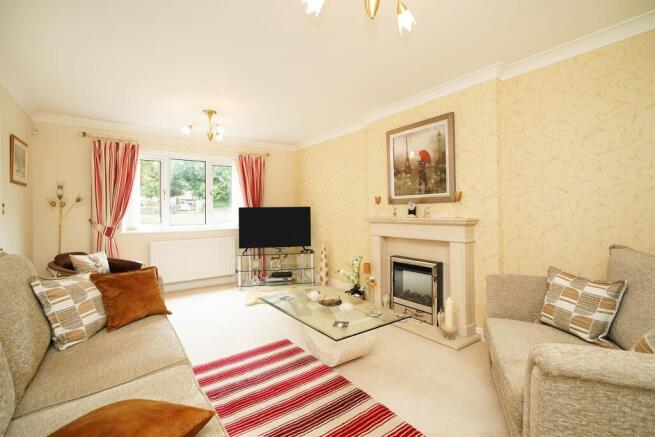 4 bed Detached for sale Image 9