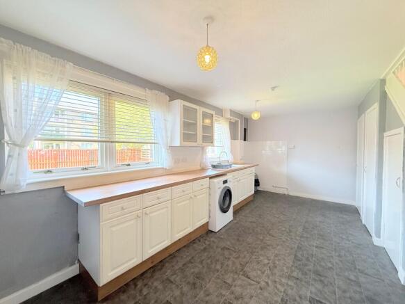 16 Castleton Crescent, Grangemouth, Falkirk, FK2 0BG photo 4