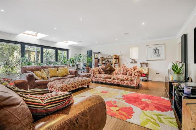 LOUNGE AREA