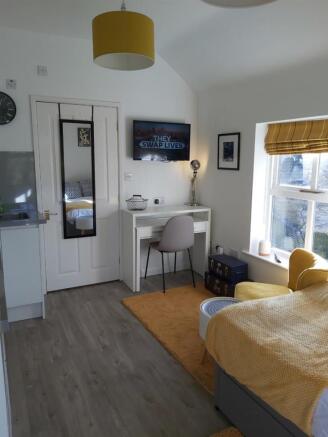 STUDIO FLAT BEDROOM