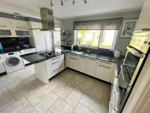 Kitchen 1.jpg